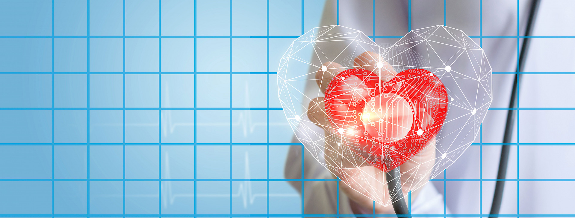 Eine medizinische Fachperson hält ein Stethoskop nach vorne; im Fokus schwebt ein stilisiertes, leuchtend rotes Herz mit digitalen Schaltkreis-Mustern, umgeben von einer geometrischen Netzwerkstruktur. Im Hintergrund sind ein blaues Raster und eine angedeutete EKG-Linie zu sehen, was moderne, technologiegestützte Herzdiagnostik symbolisiert.